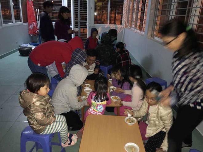Náo nức gói bánh chưng ở chung cư ảnh 7